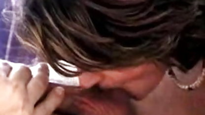 नीना सेक्सी फिल्म हिंदी फुल एले और नाओमी वुड्स एक मुर्गा साझा करते हैं