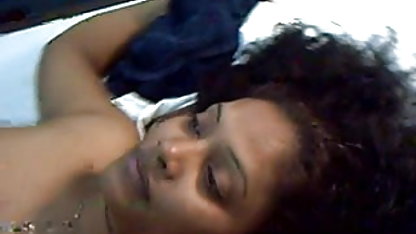 नेग्रा अपने प्रेमी पर सेक्सी फुल मूवी पिक्चर सींग डालती है