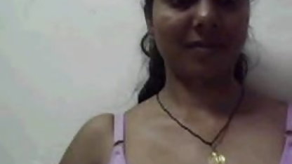 डकोटा स्काई एक युवा लड़की है जो बकवास करने के लिए कुंवारी होने का दावा सेक्सी इंग्लिश फुल करती है