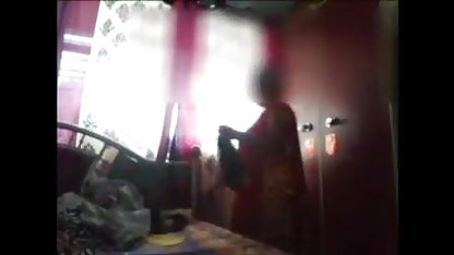 एक टैटू और ब्लू सेक्सी फुल मूवी busty milf दे रही है