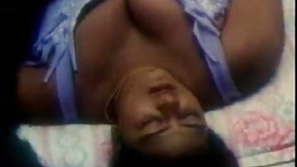 स्विमिंग पूल की सफाई करते समय नलगोना को ब्रश किया जाता सेक्सी पिक्चर फुल वीडियो में है