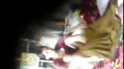 यह फूहड़ उसके जीजा के साथ एक बोनट डालता फुल मूवी सेक्स है