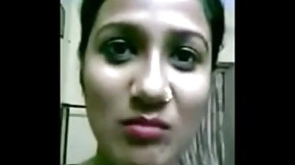 गर्म फूहड़ के साथ एक सेक्स फुल हिंदी कास्टिंग कर रहा है