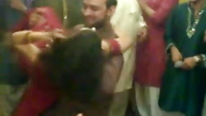 पार्टी फुल सेक्सी ब्लू फिल्म लड़कियों को एक लड़के का आनंद मिलता है जो बहुत अच्छा है