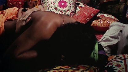 वह अपने सेक्सी फुल मूवी वीडियो बोल्ड प्राइवेट शिक्षक को खींचता है