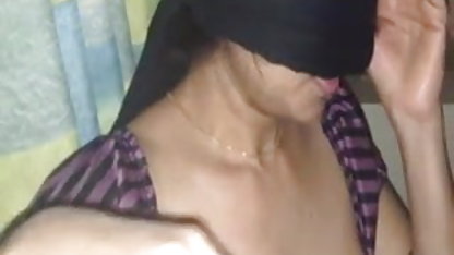 किशोर पैसे के सेक्सी फुल मूवी इंग्लिश लिए वेबकैम पर अनड्रेस करता है