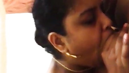 XXX स्ट्रिपर्स के साथ फुल सेक्सी हिंदी में गे बैचलर पार्टी