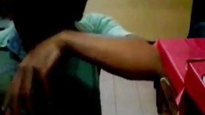 एक पुलिसकर्मी के साथ समुद्र तट फुल सेक्सी मूवी वीडियो पर बस्टी बांधना