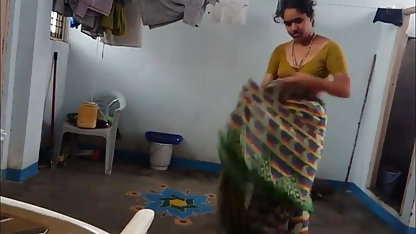 एक सेक्सी हिंदी फुल गंजा और दो transvestites की अमूर्त तिकड़ी